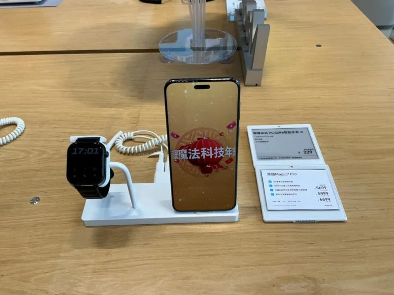 Smartphone Honor din seria Magic, văzut din spate, cu modulul foto circular