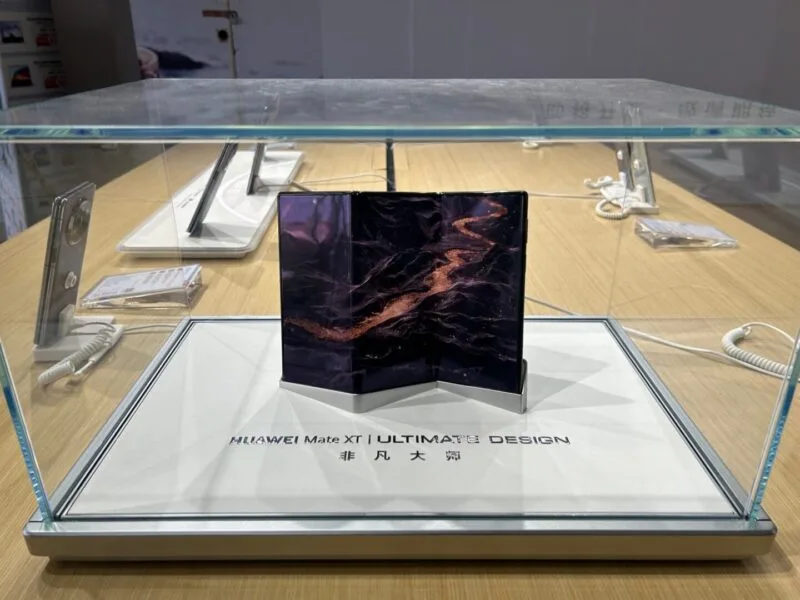 Huawei Mate XT Ultimate Design desfăcut, cu ecranul flexibil împărțit în trei secțiuni