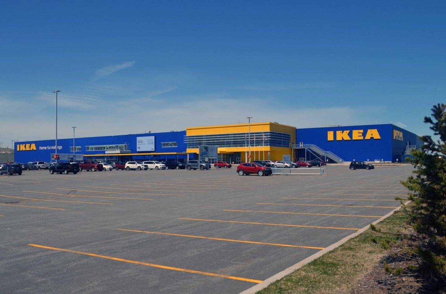 Fațada unui magazin IKEA, de unde pleacă acasă mobila IKEA la pachet plat