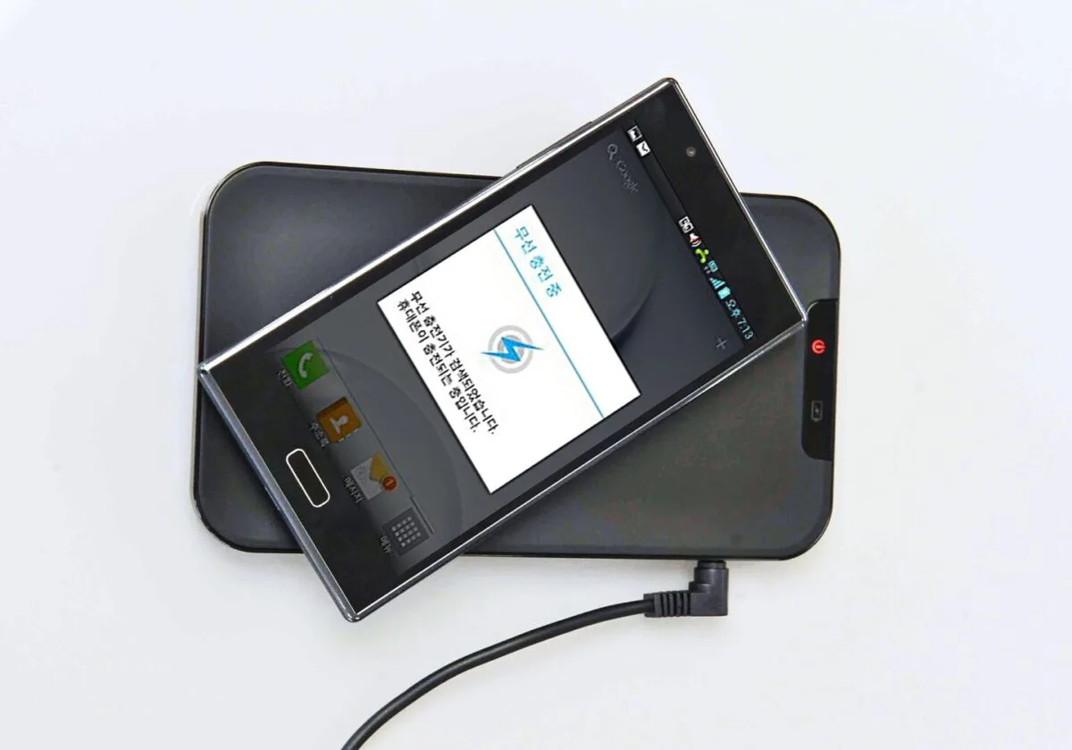 husă de telefon Telefon mobil pus la încărcat pe un pad de încărcare wireless compatibil cu standardul Qi