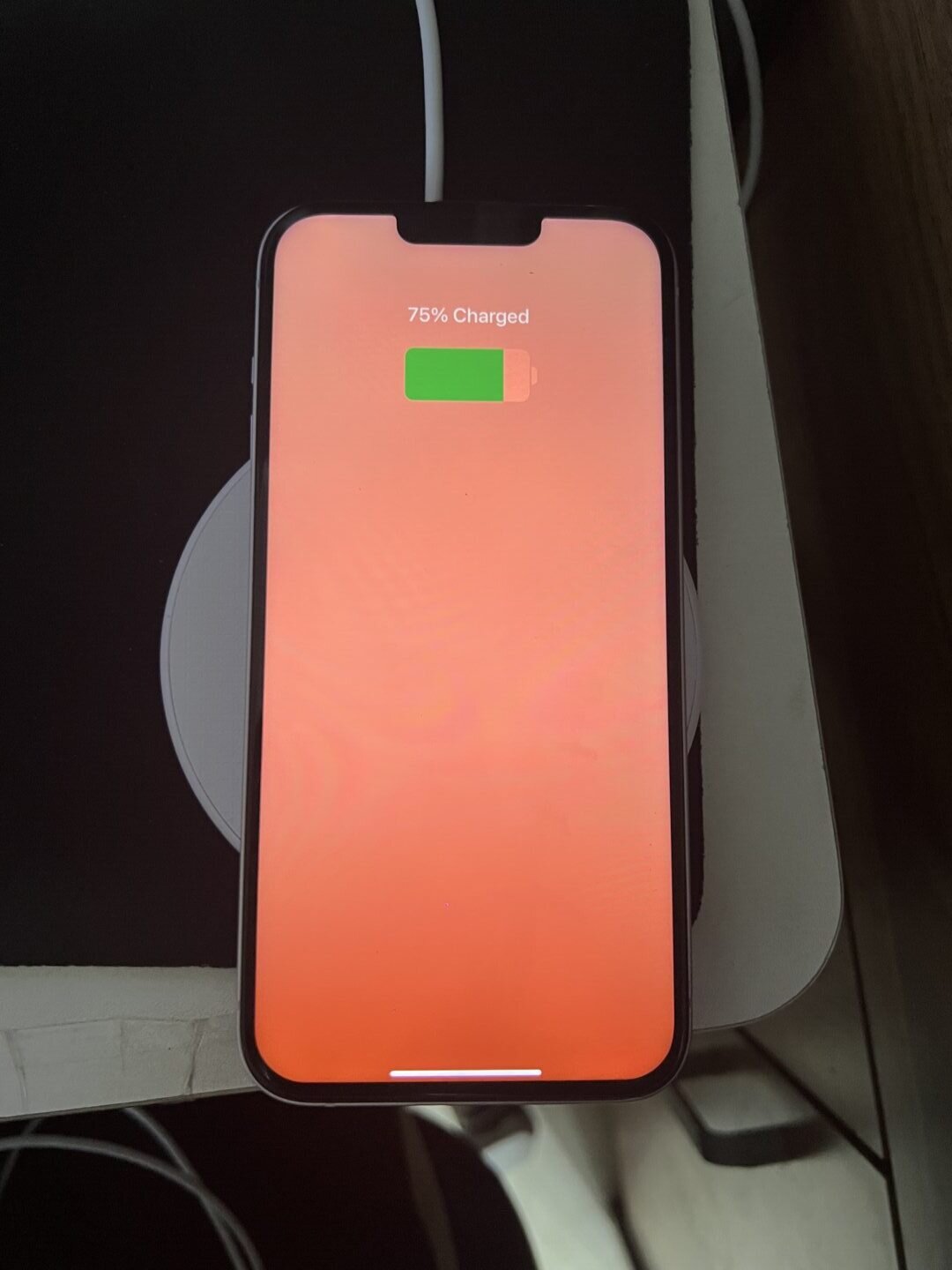 Telefon smartphone așezat pe un încărcător wireless, în timpul procesului de încărcare