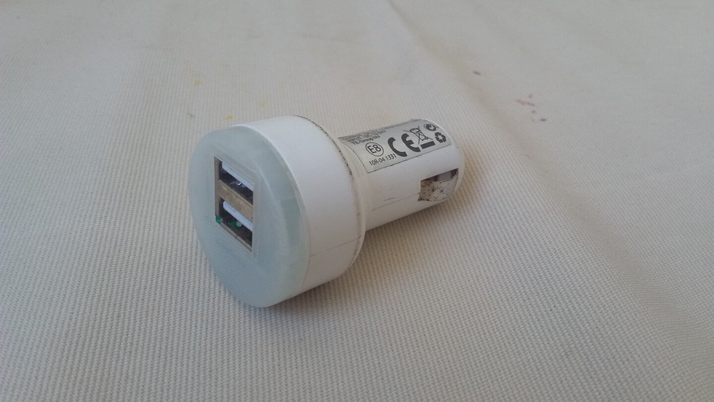 Adaptor de încărcare cu două porturi USB introdus în priza de 12V a mașinii