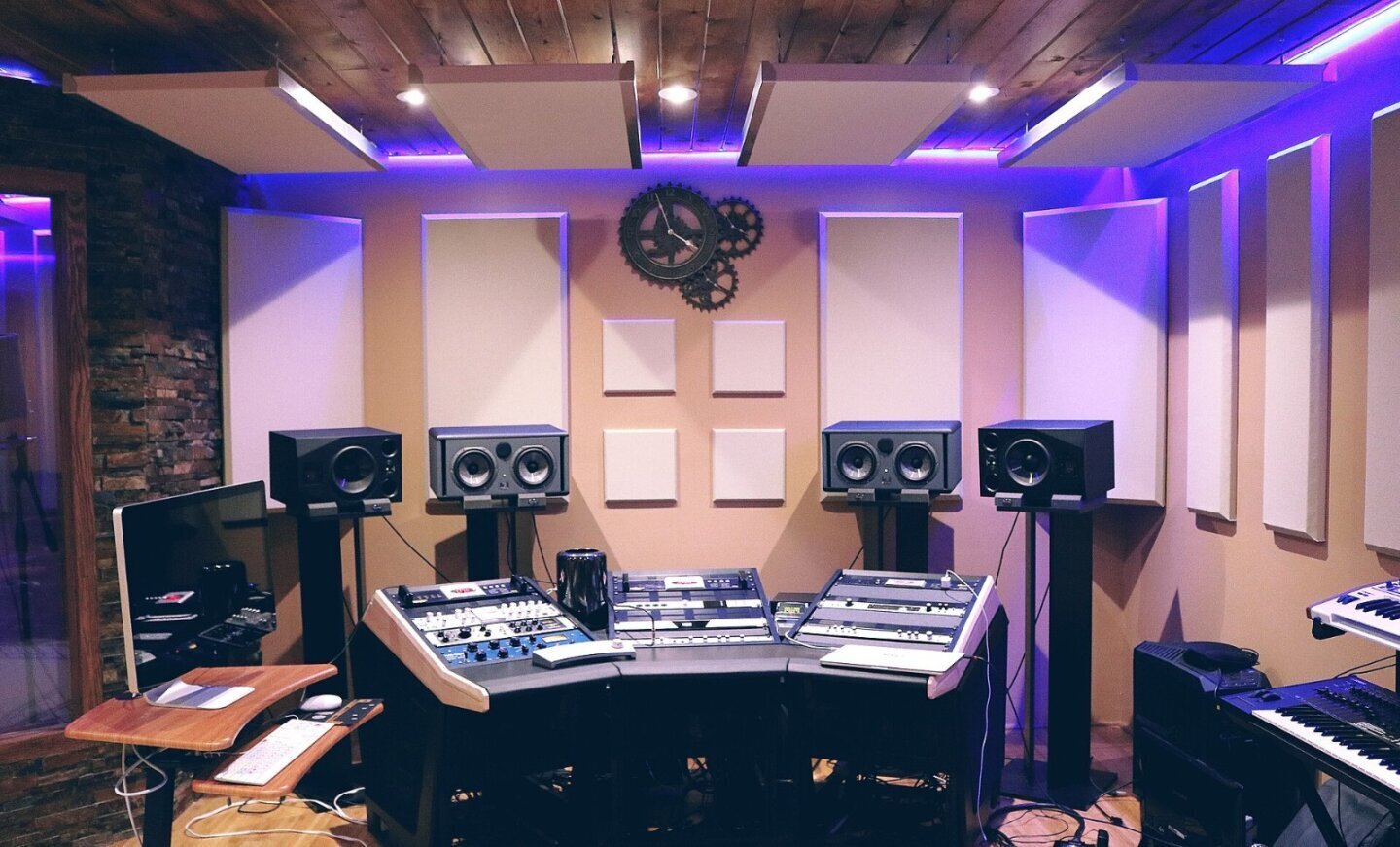 Consolă de mixaj într-un studio de înregistrări, ilustrație pentru proces împotriva Anthropic