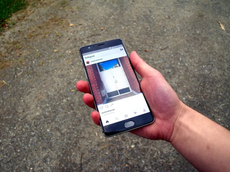 Aplicația Instagram deschisă pe ecranul unui smartphone