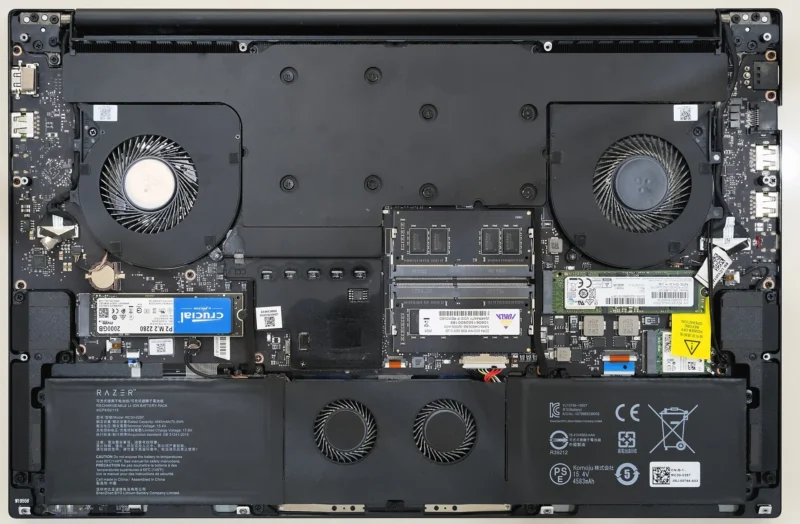 Placa de bază a unui laptop de gaming cu ventilatoare, heat pipe și radiatoare vizibile