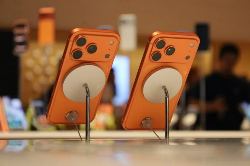 Modele de iPhone 17 expuse pe o masă într-un magazin Apple