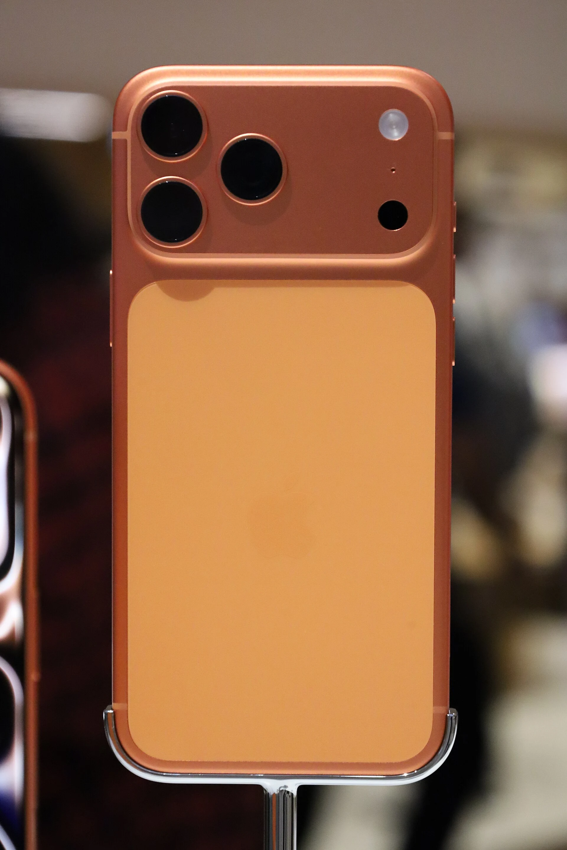 iPhone 17 Pro Max în varianta Cosmic Orange, generația față de care se vor compara prețurile iPhone 18