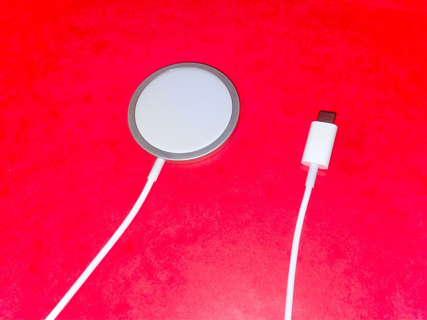 Încărcător MagSafe și cablu USB-C, accesorii care influențează starea bateriei iPhone