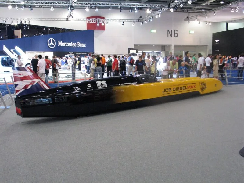 Mașina de recorduri JCB Dieselmax, un vehicul alungit, expusă la un eveniment