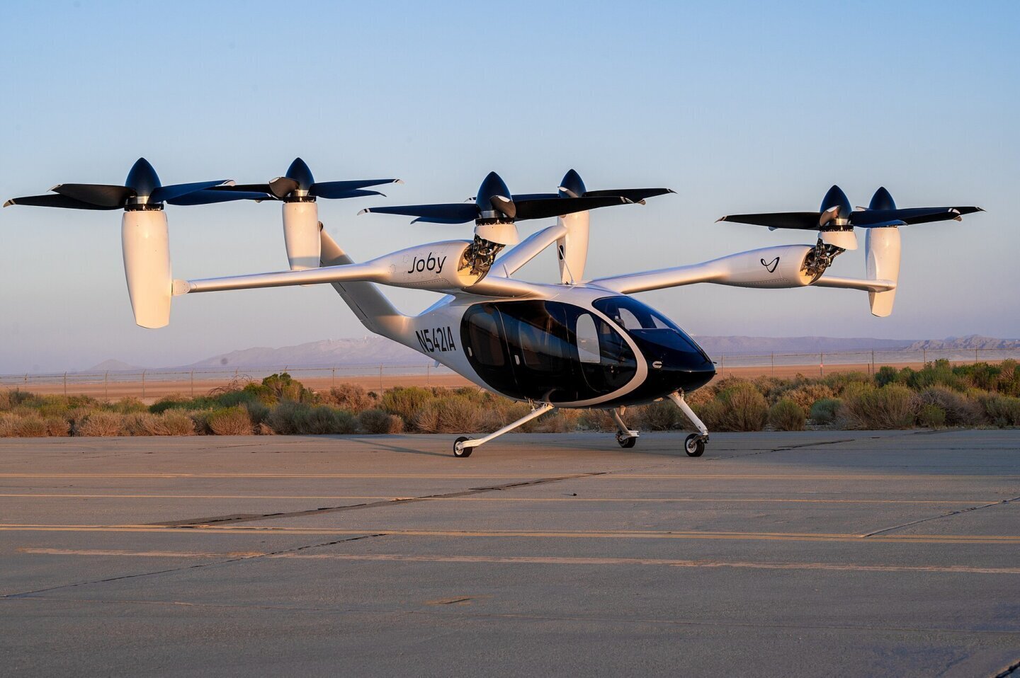 Platformă zburătoare vs. taxi aerian: aeronava electrică eVTOL Joby S4 la baza Edwards
