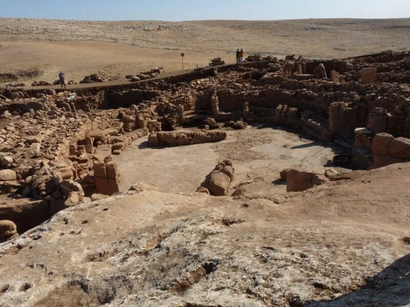 Vedere generală asupra sitului neolitic Karahan Tepe, din sudul Turciei