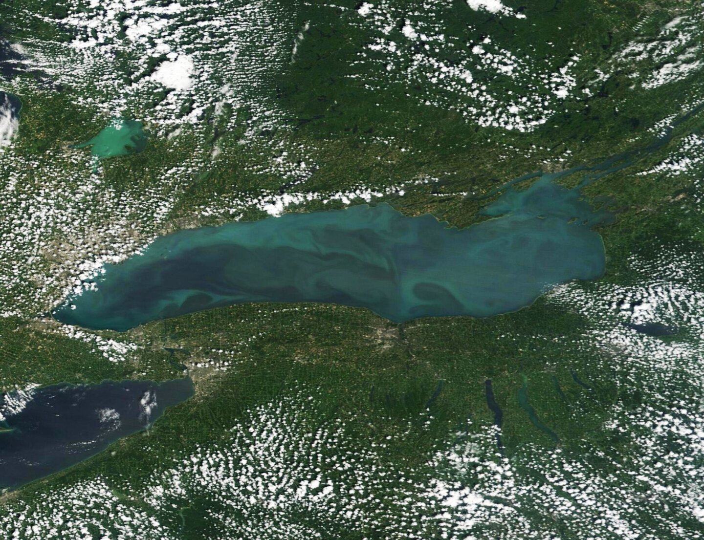Lacul Ontario, redenumit Lake America în SUA, într-o imagine satelitară MODIS