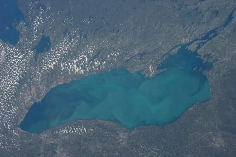 Lacul Ontario văzut din spațiu, cu linia de coastă și orașele din jur vizibile