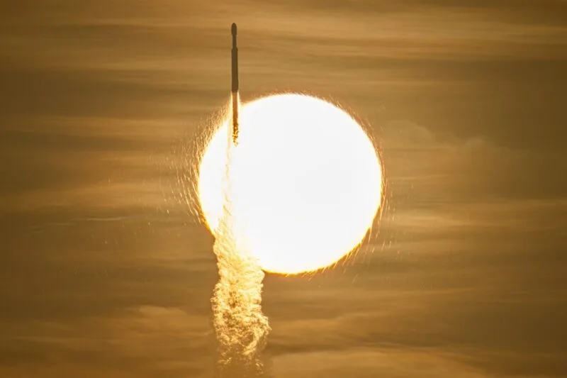 Racheta Falcon Heavy cu telescopul Nancy Grace Roman la bord trece în fața Soarelui la decolare