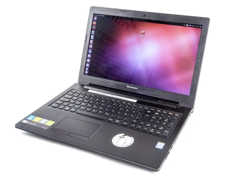 Laptop cu Windows deschis pe birou, ilustrând modelele ieftine livrate în 2026 cu doar 8 GB de RAM