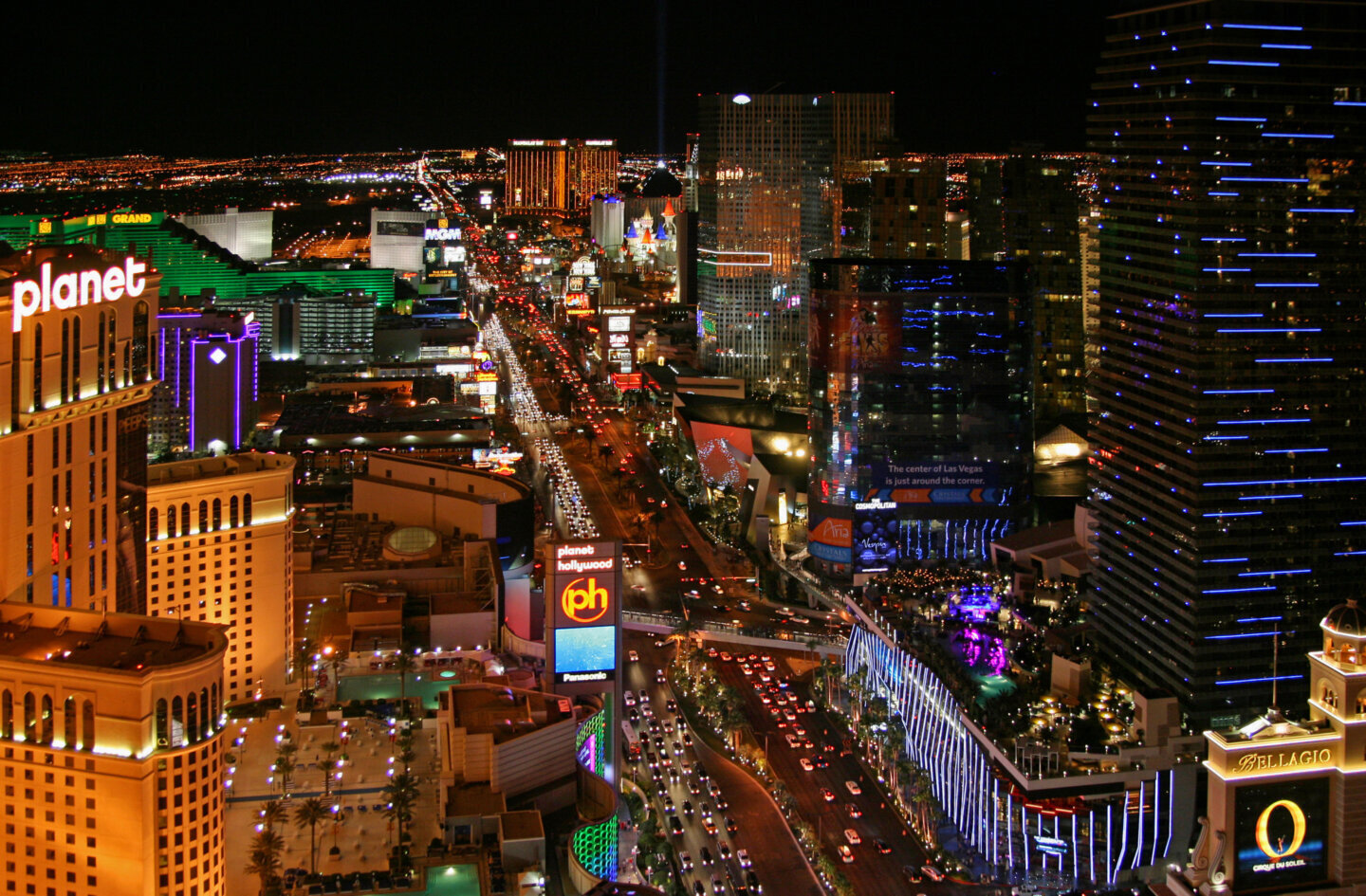 Las Vegas Strip pe timp de noapte, zona în care circulă robotaxi Zoox