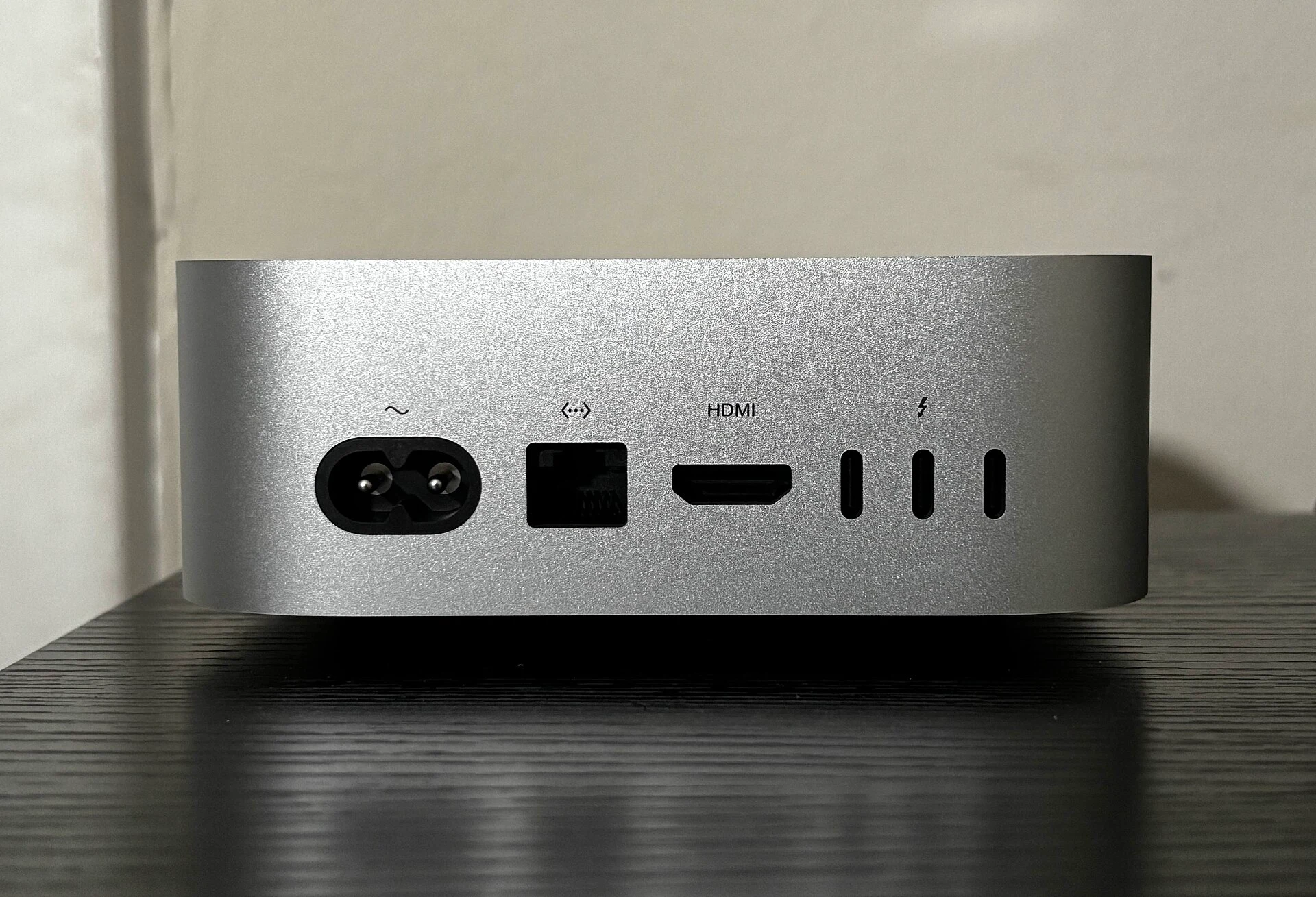 Porturile din spatele unui Mac mini M4, modelul care va fi înlocuit