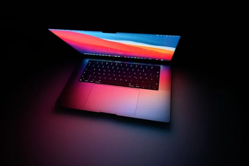 Laptop MacBook Pro de 16 inch deschis, văzut din față