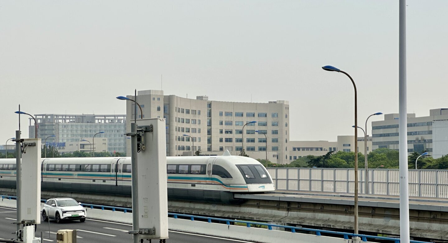 Trenul maglev din Shanghai în apropierea unei stații