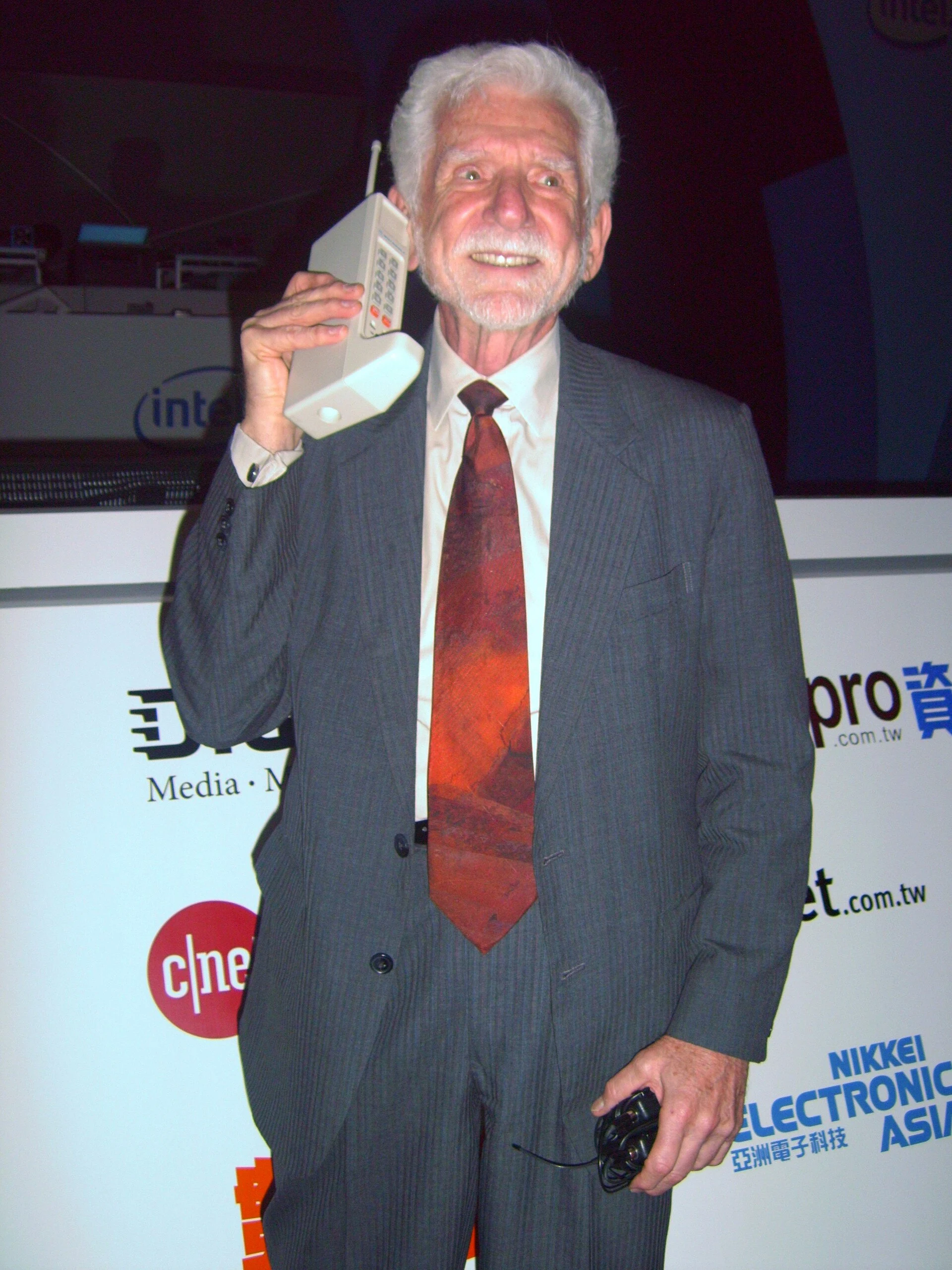 Martin Cooper, inginerul care a construit primul telefon mobil, la Computex 2007