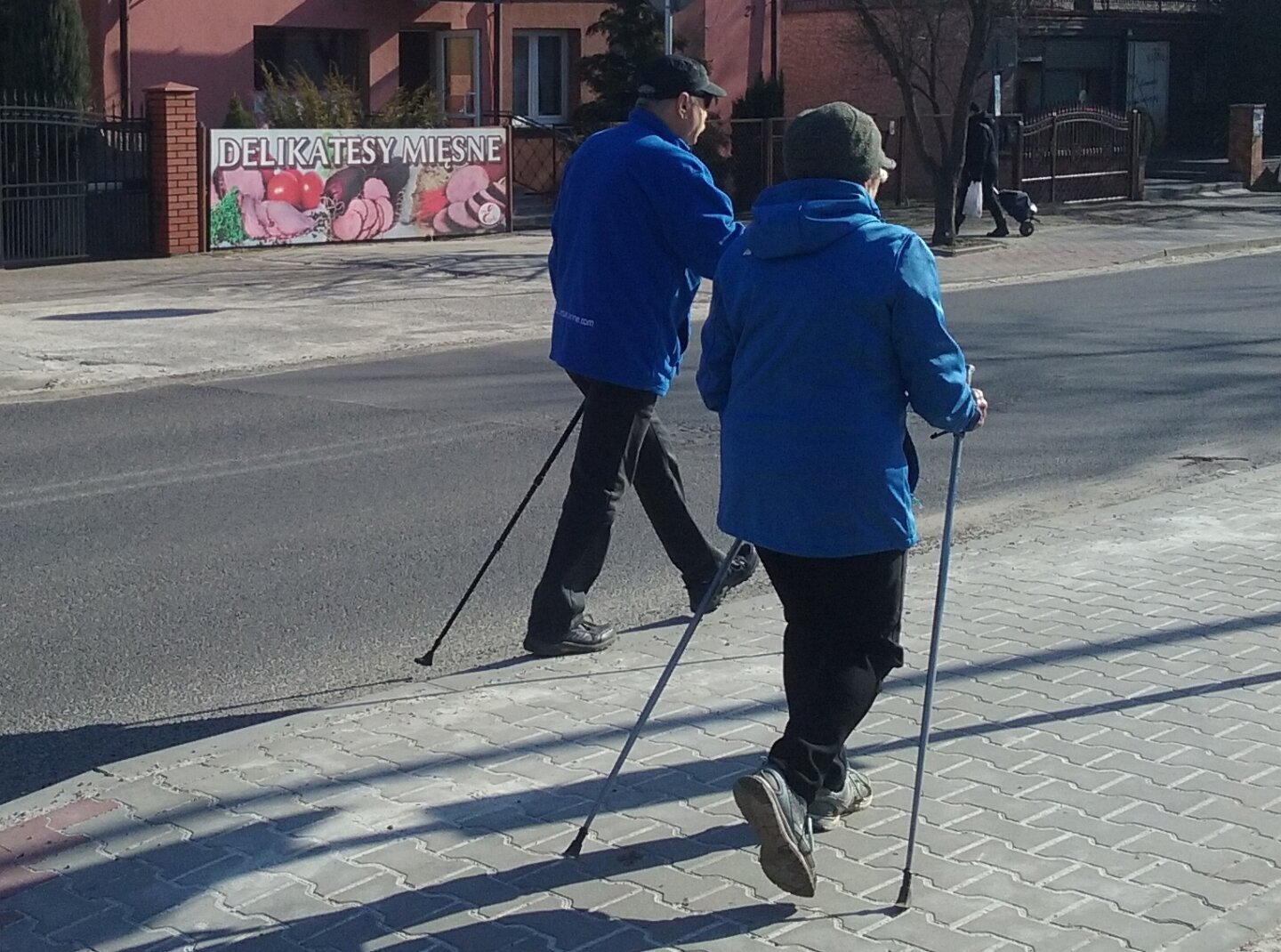 Persoane care merg alert pe o stradă, forma de antrenament pe intervale folosită în studiu