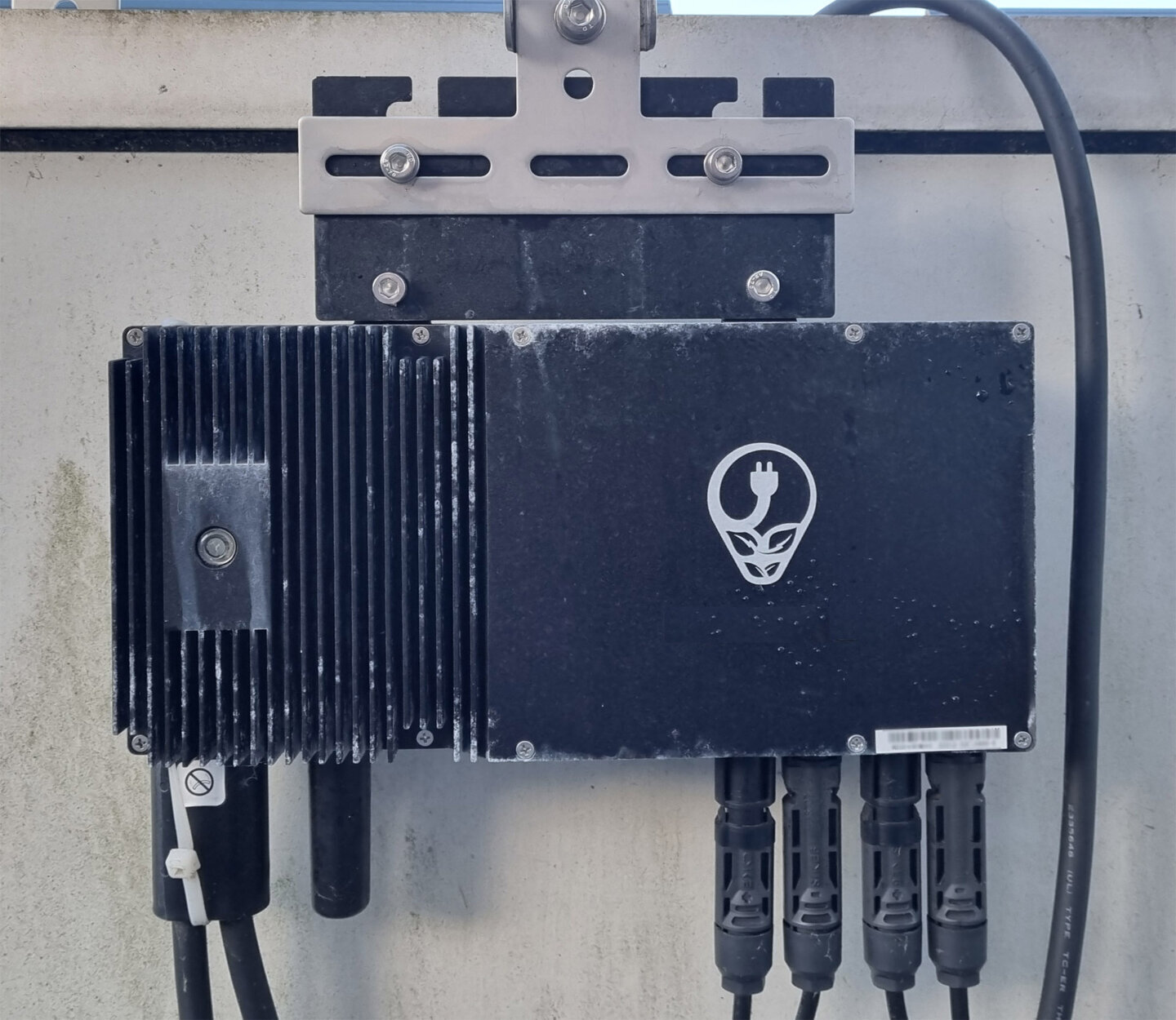 Microinvertor pentru panouri solare de balcon, conectat la cablurile sistemului