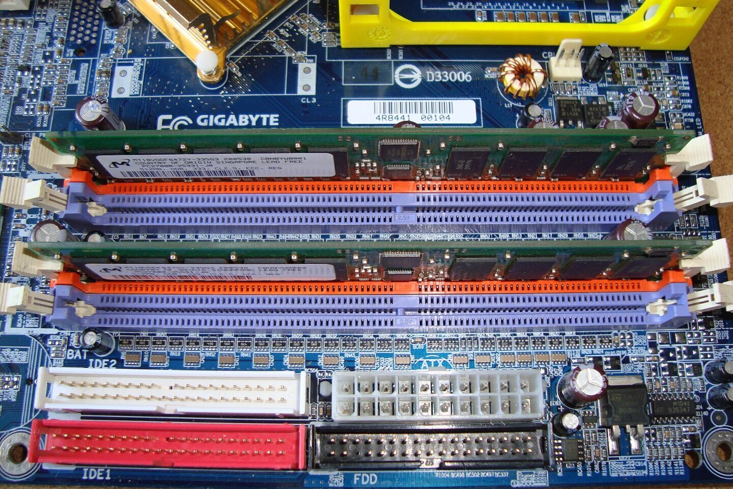 Module de memorie RAM DDR montate pe placa de bază, componenta care alimentează scumpirea telefoanelor