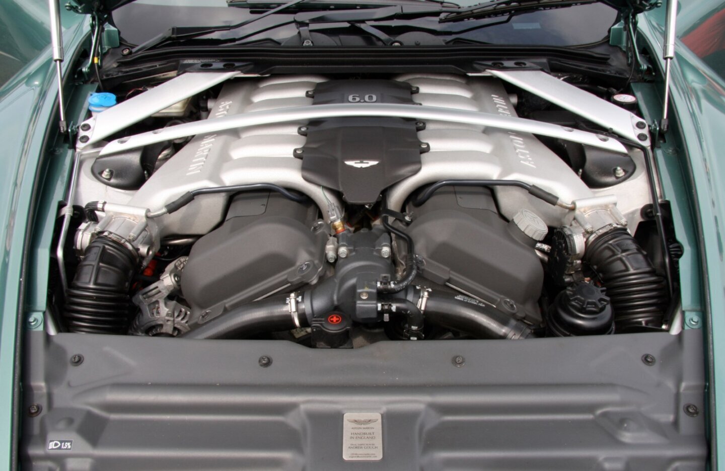 Motor V12 Aston Martin, arhitectura folosită și de Aston Martin Valen