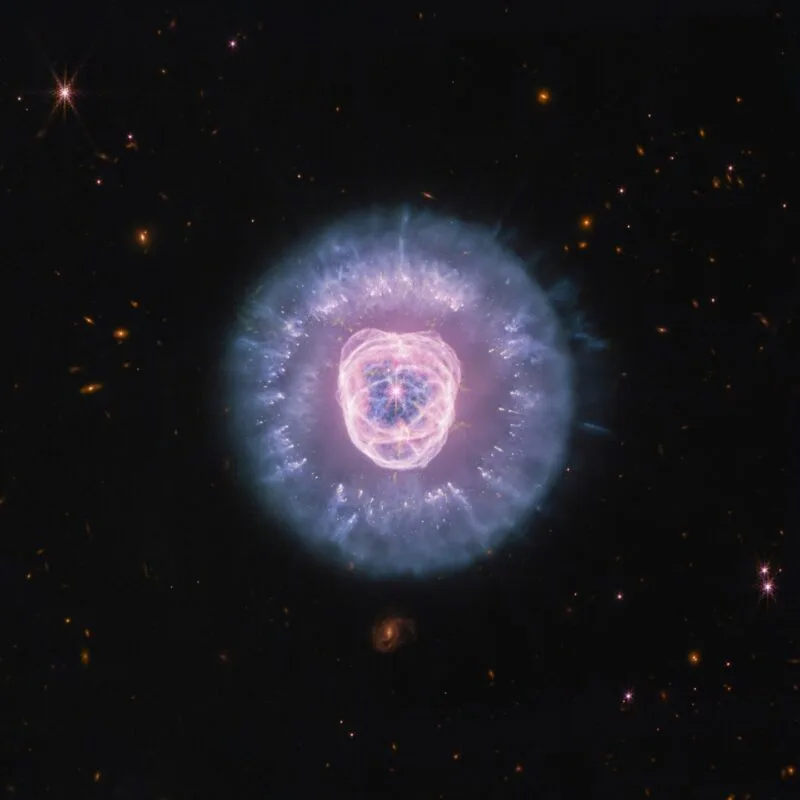 Compozit în infraroșu apropiat și mediu al nebuloasei NGC 2392, realizat de telescopul spațial James Webb
