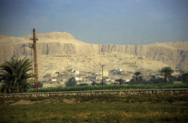 Dealul și morminte săpate în stâncă la Sheikh Abd el-Qurna, în Theba de Vest, lângă Luxor