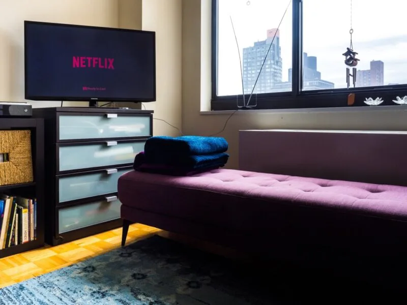 Interfața Netflix afișată pe un televizor, cu recomandări de seriale