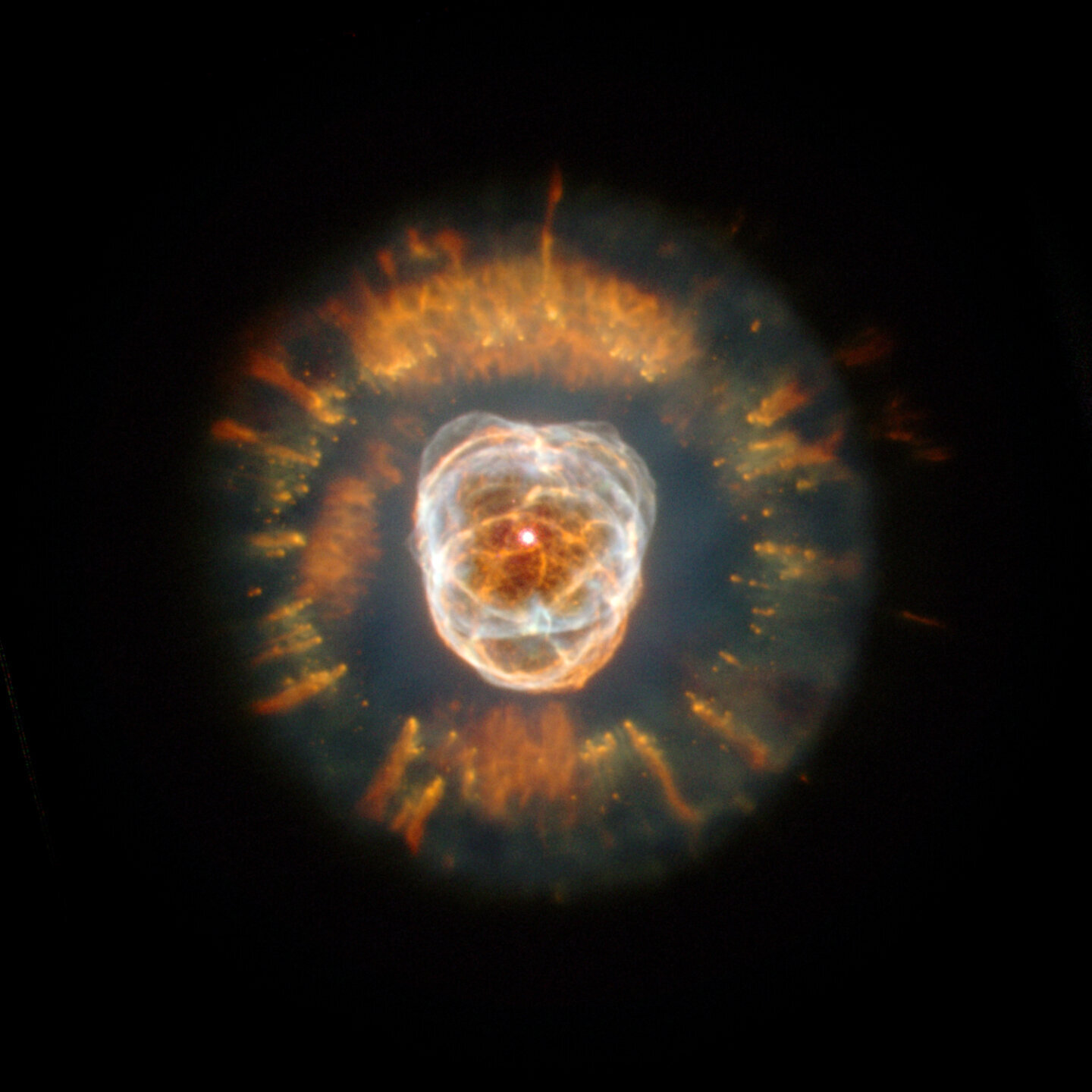 Nebuloasa Leului NGC 2392 fotografiată de Hubble în lumină vizibilă
