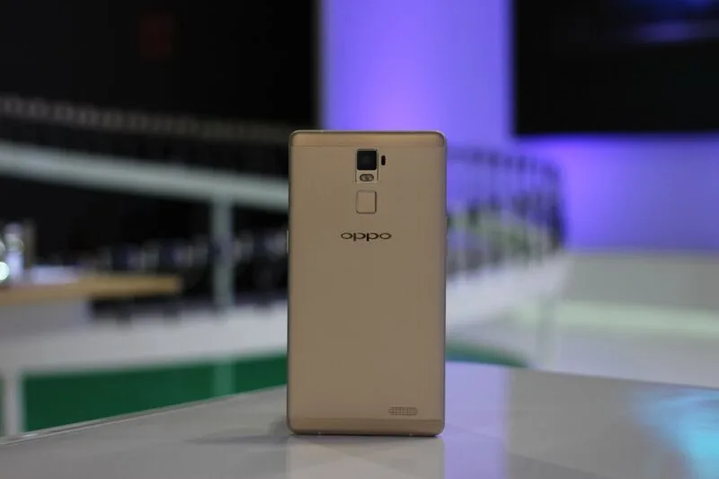 Smartphone Oppo așezat pe o suprafață albă