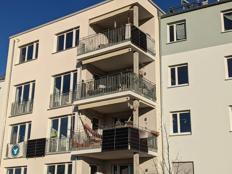 Panouri fotovoltaice montate pe balustrada unui balcon de bloc