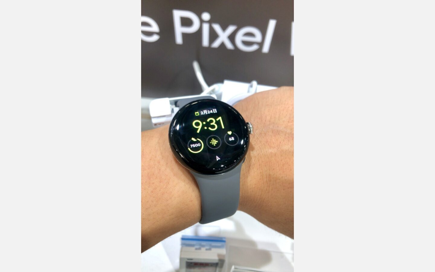 Ceas Pixel Watch 5 cu brățară din silicon, fotografiat de aproape
