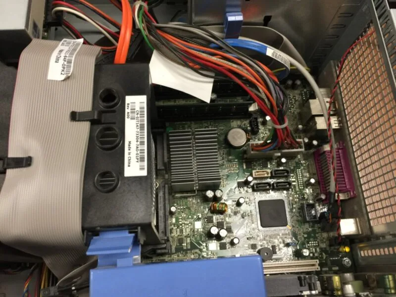 Placă de bază de PC văzută de sus, cu socket, sloturi de memorie și radiatoare
