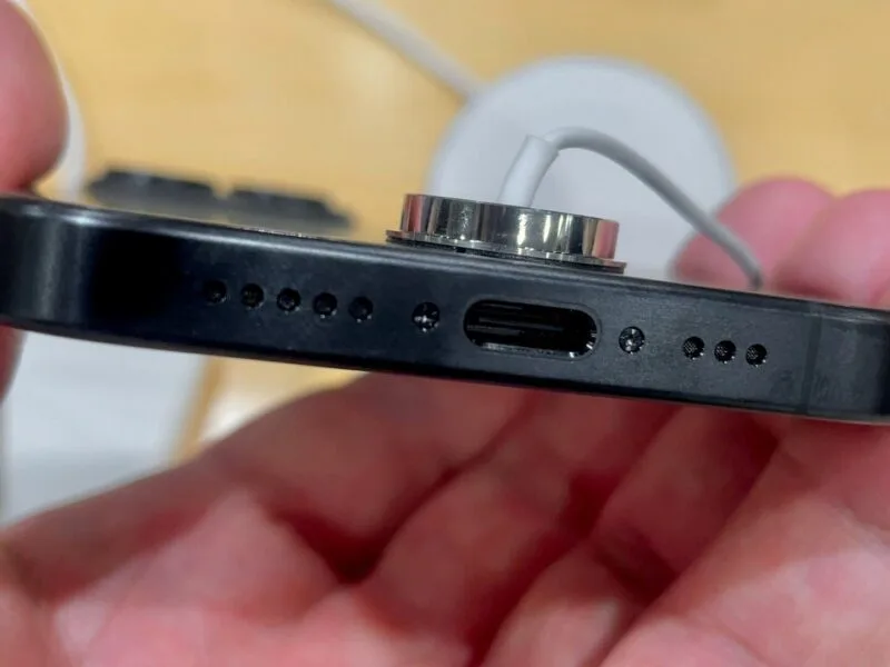 Portul USB-C de pe un iPhone 15 Pro, folosit și pentru ieșirea audio către căști cu fir