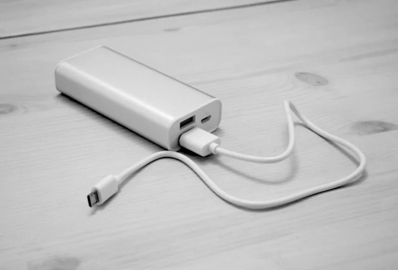 Baterie externa portabila (power bank), folosita pentru incarcarea telefoanelor