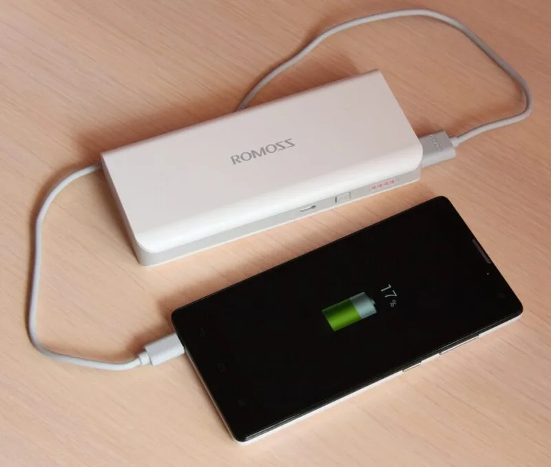 Baterie externă portabilă de tip power bank, cu cablu de încărcare