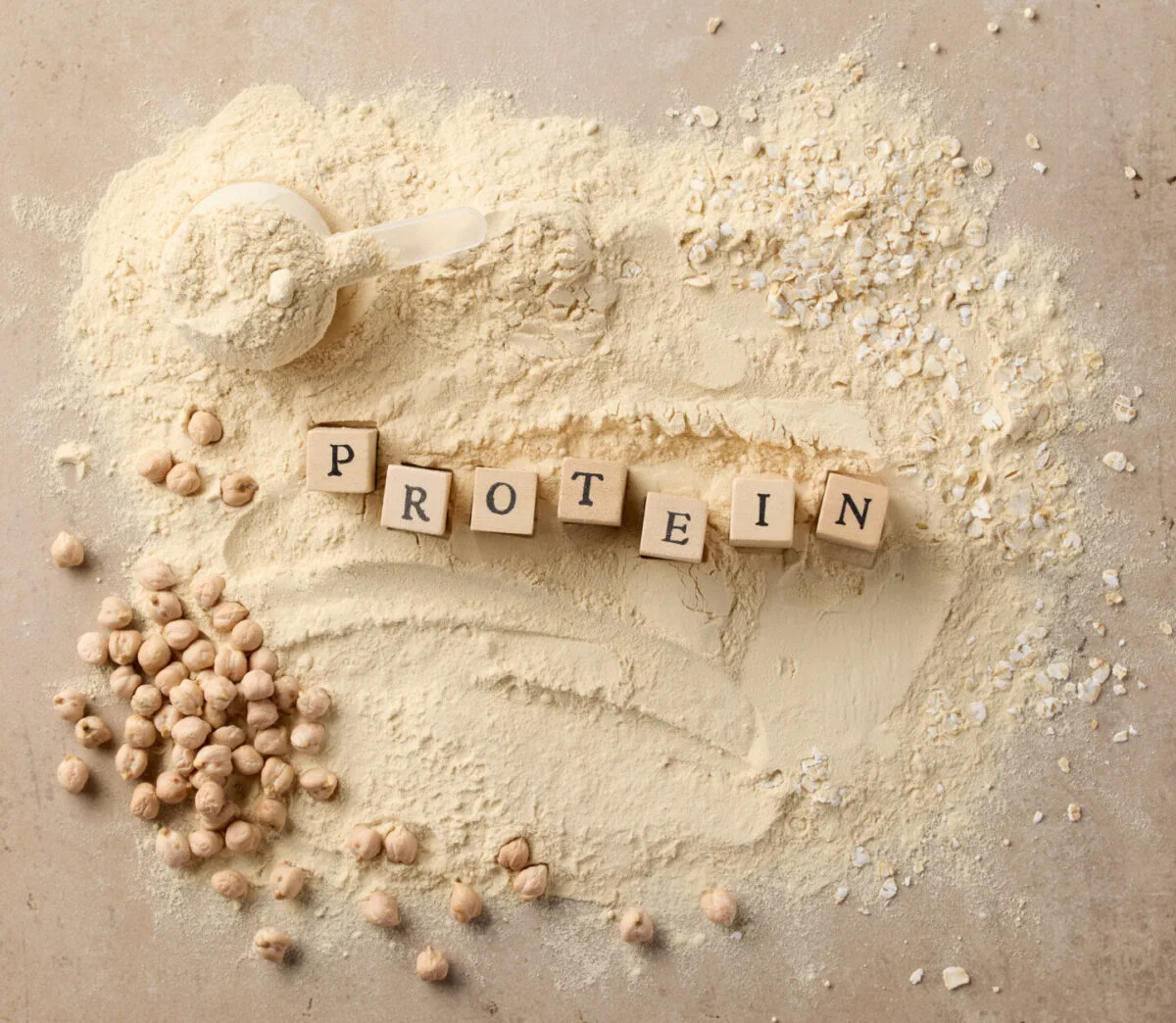 proteine imbatranire Protein powder and chickpeas on a beige surface 01 07 06 40 24 utc