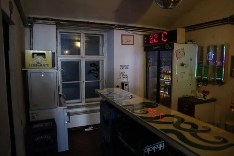 Un răcitor de băuturi cu vitrină de sticlă, într-un bar