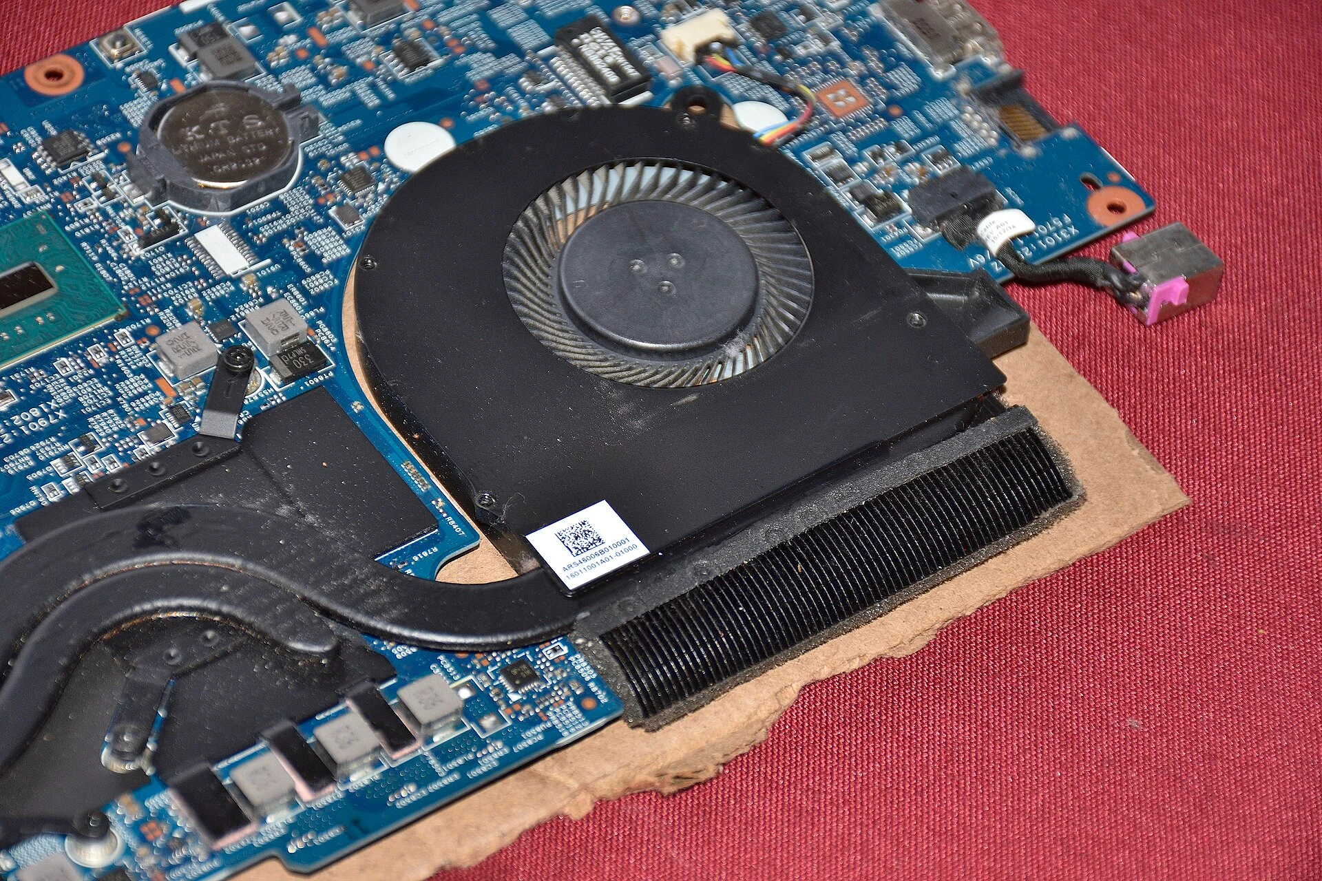 Radiator cu heat pipe dintr-un laptop, tehnologia clasică pe care răcirea solid-state vrea să o înlocuiască