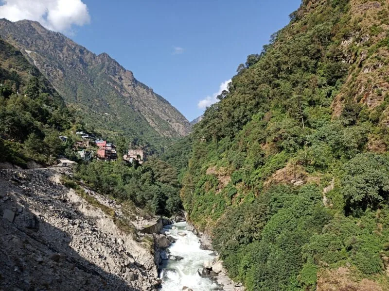 Valea îngustă a râului Bhote Koshi, în apropierea graniței dintre Nepal și China