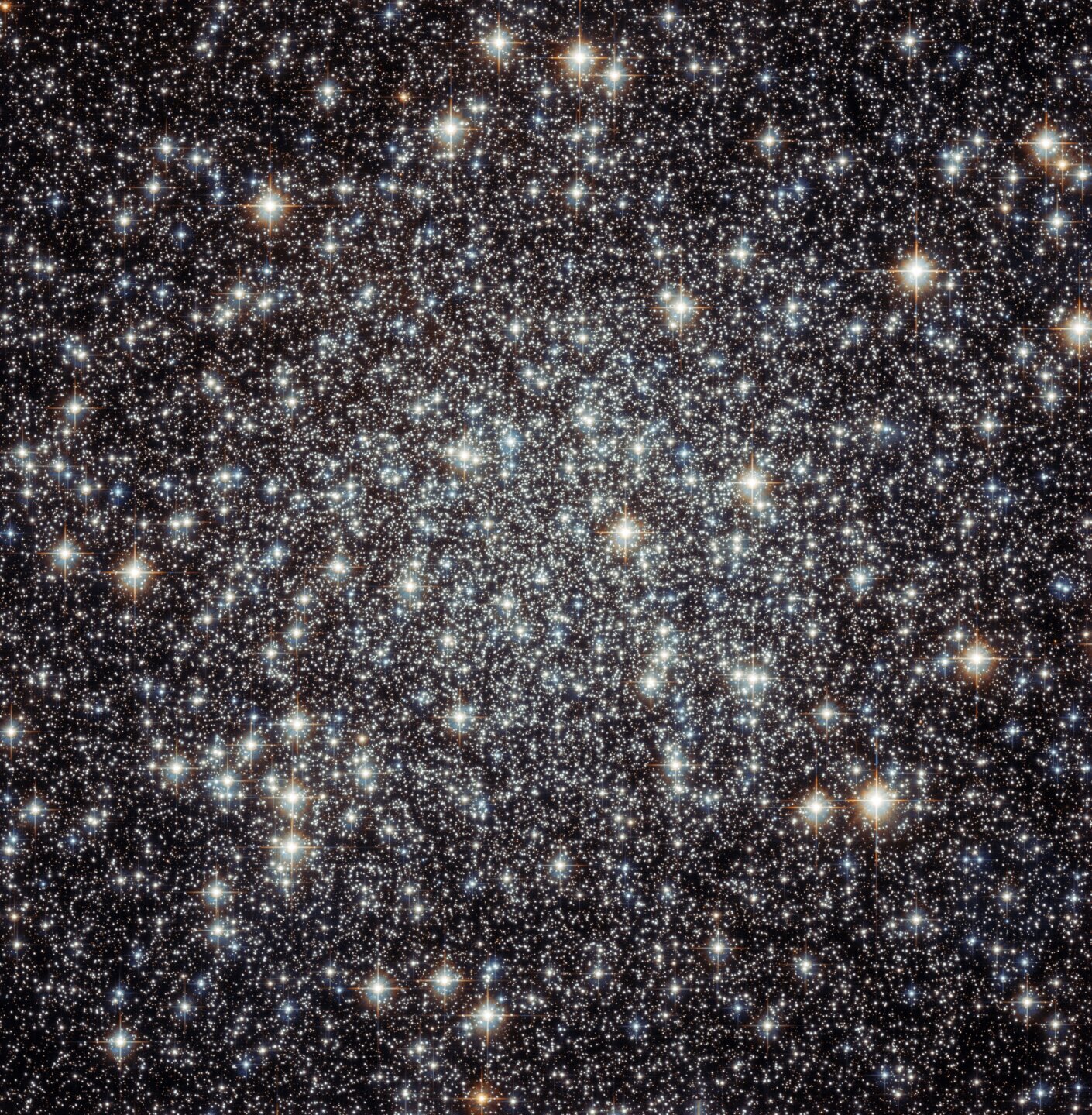 Roiul globular Messier 22 fotografiat de Hubble, tipul de obiect folosit pentru a reconstitui fuziunile din Calea Lactee