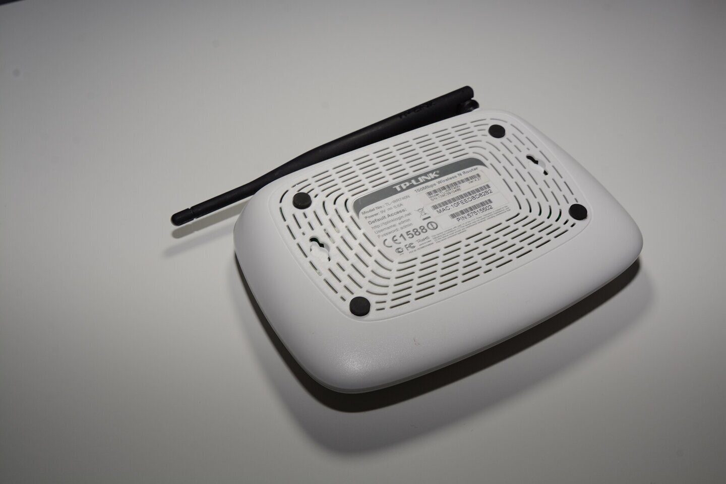 Partea din spate a unui router, unde se face repornirea routerului prin scoaterea cablului de alimentare