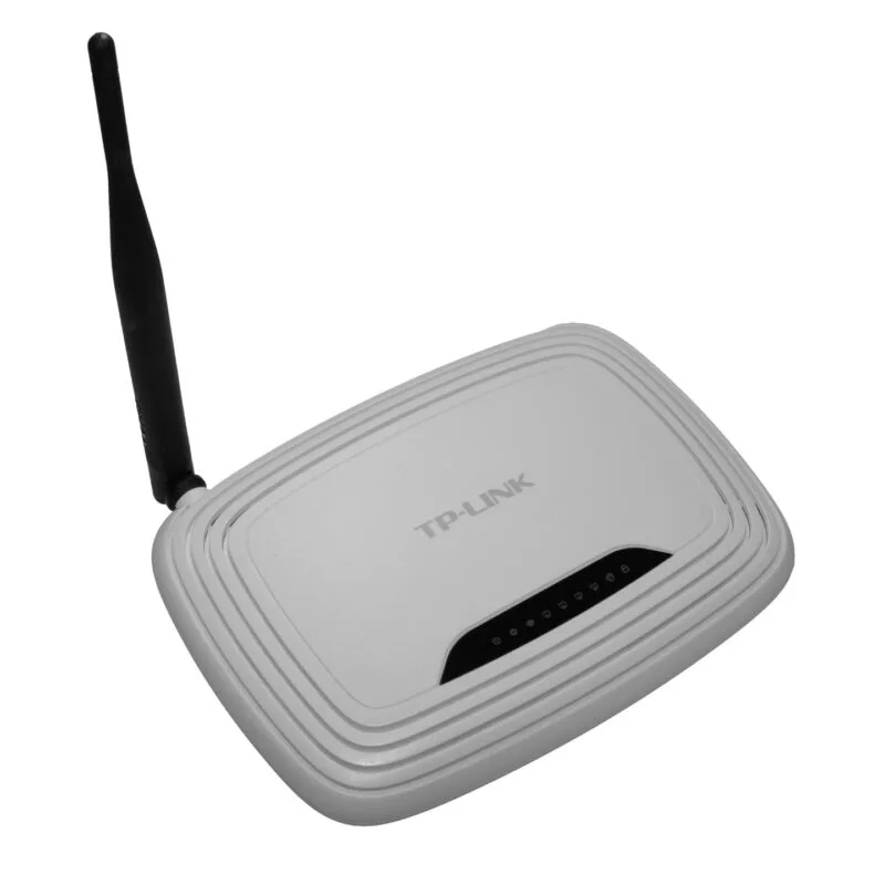 Router wireless TP-Link TL-WR740N vazut din fata, cu antena si porturi Ethernet