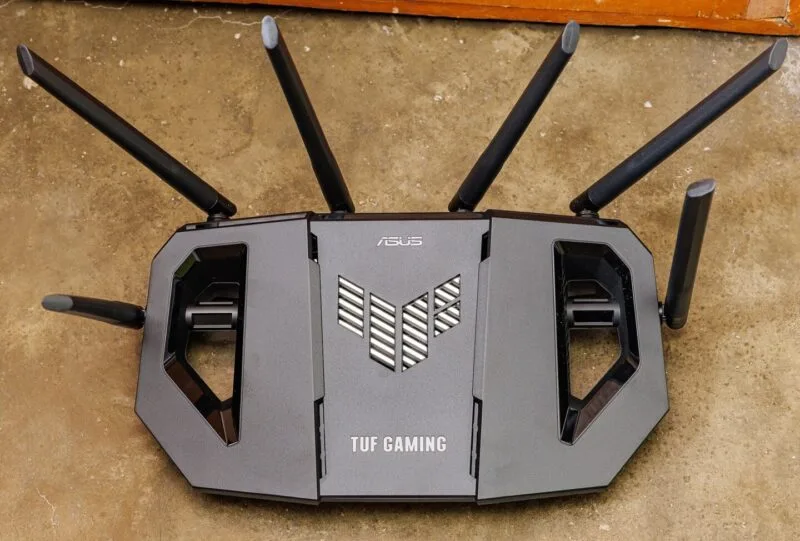 Router Wi-Fi cu antene, ilustrând cauzele unui Wi-Fi mai încet vara