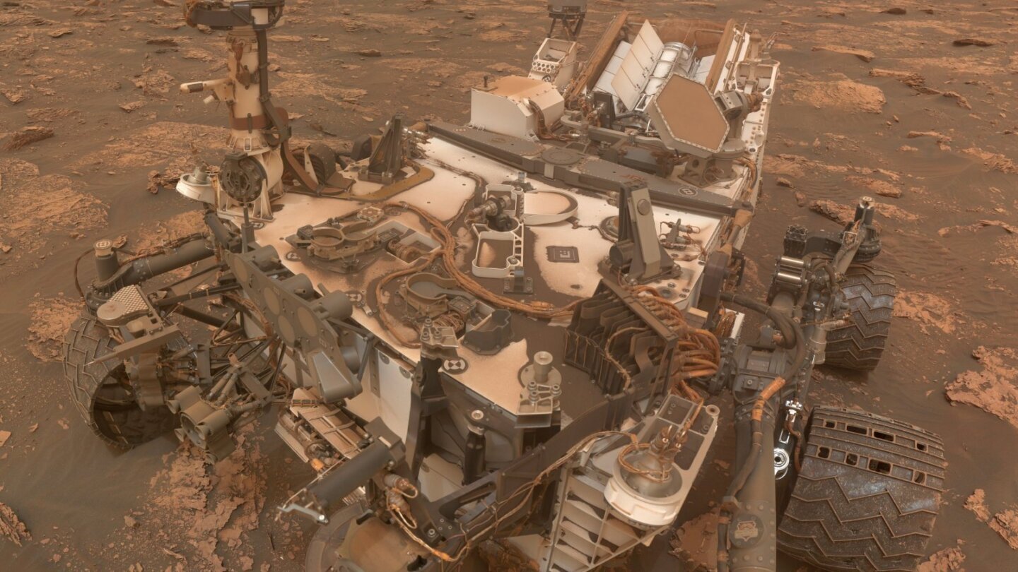 Roverul Curiosity cu praful marțian depus pe carcasă după o furtună