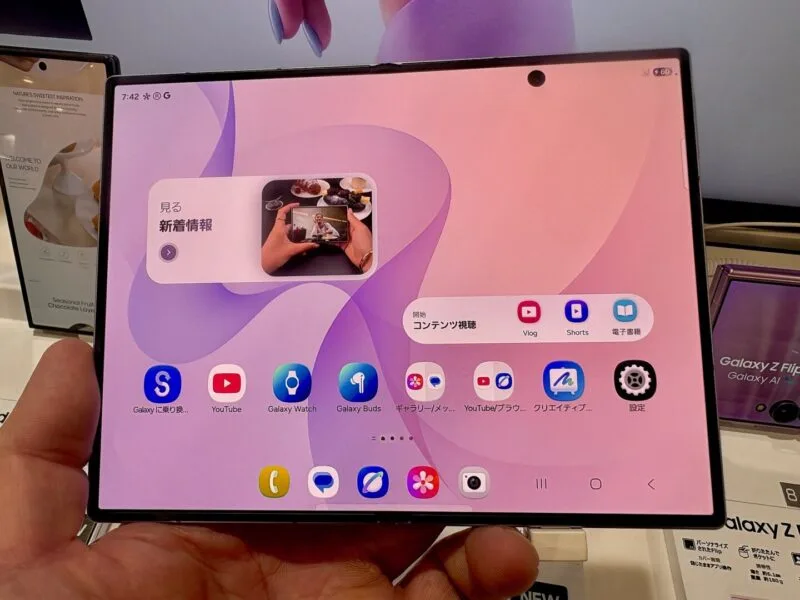 Samsung Galaxy Z Fold 8 ținut în mână, cu ecranul interior desfăcut în formatul lat