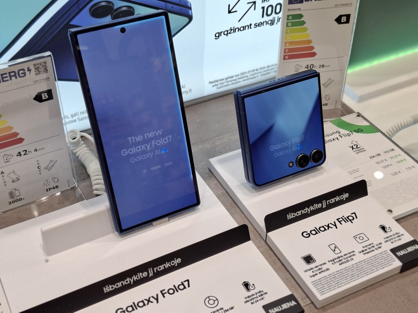 galaxy fold Telefoanele pliabile Samsung Galaxy Z Fold și Galaxy Z Flip, fotografiate împreună